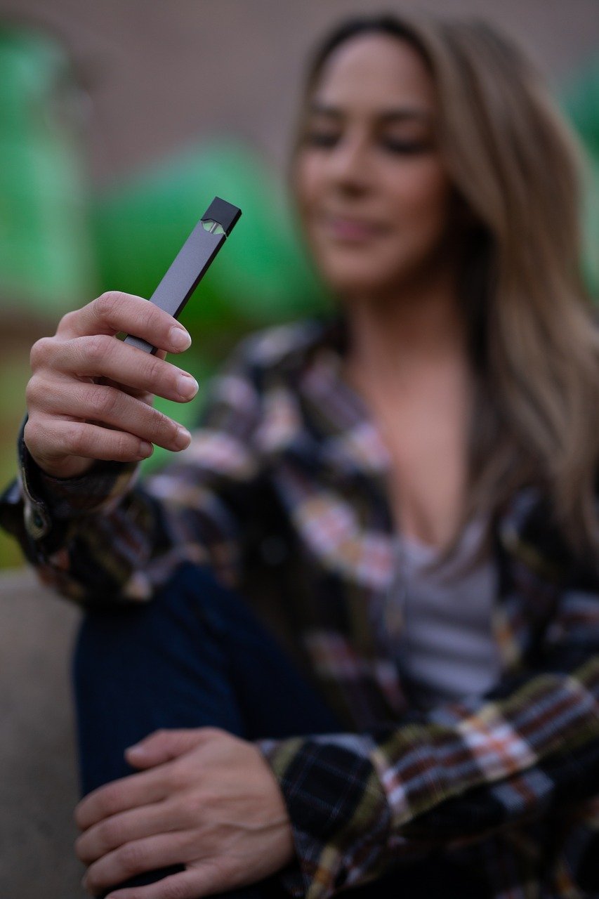 vaping-3677963_1280.jpg